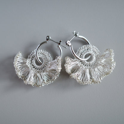 Frill Tail 搭配日本玻璃珠 – 耳環　銀色