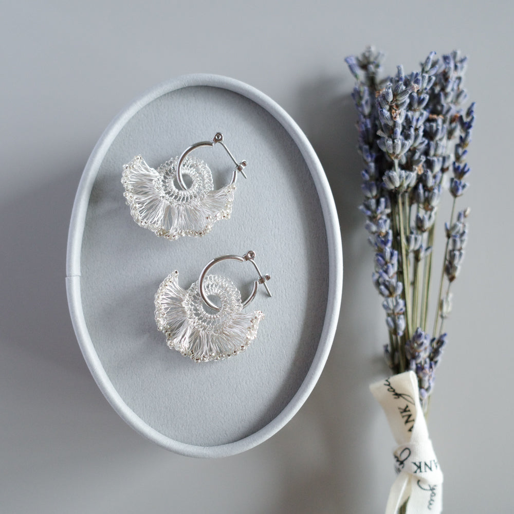 Frill Tail 搭配日本玻璃珠 – 耳環　銀色