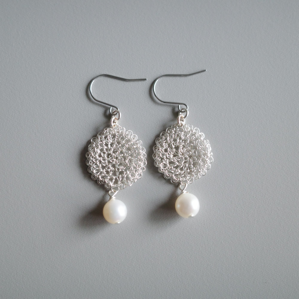 Lace Pearl – ワイヤークロッシェ耳飾り　Silver color