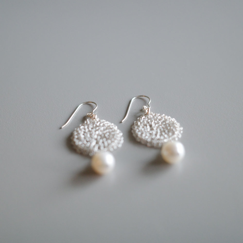 Lace Pearl – ワイヤークロッシェ耳飾り　Silver color