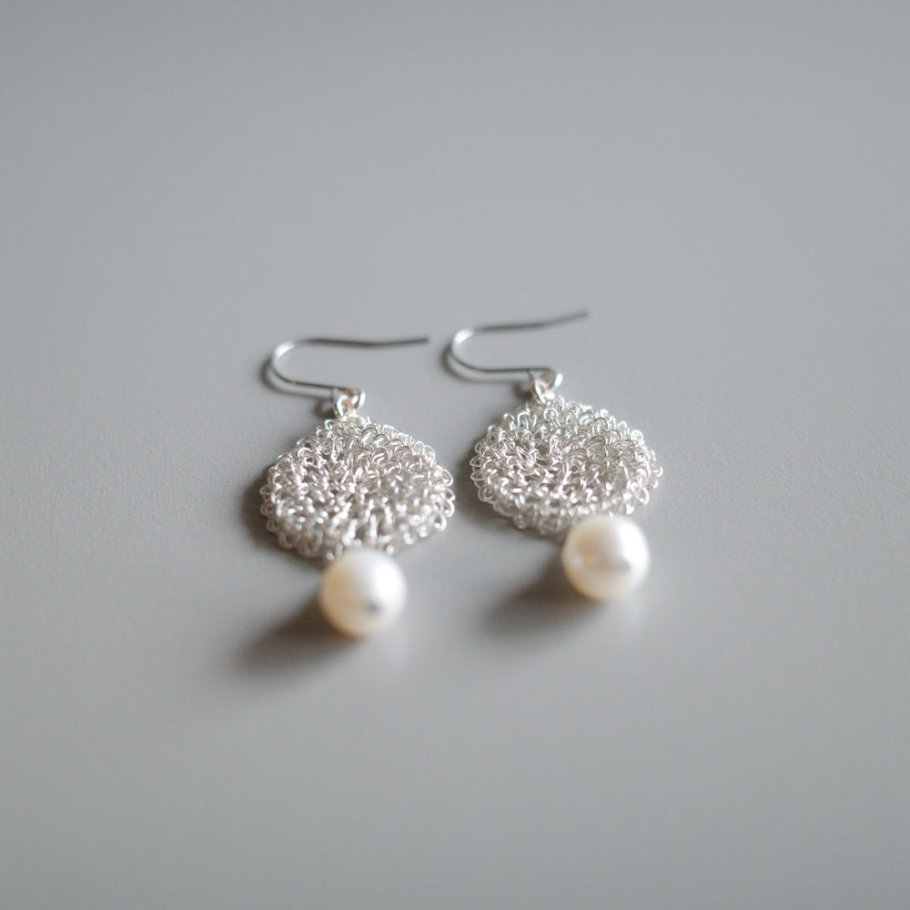 Lace Pearl – ワイヤークロッシェ耳飾り　Silver color