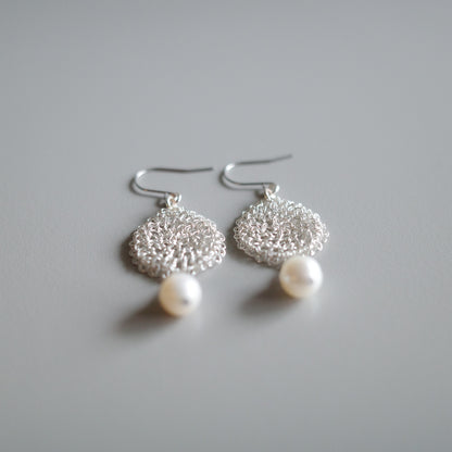 Lace Pearl – ワイヤークロッシェ耳飾り　Silver color