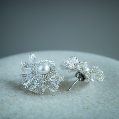 Softly Frills and Pearl – Wire Crochet 2-Way Earrings silver