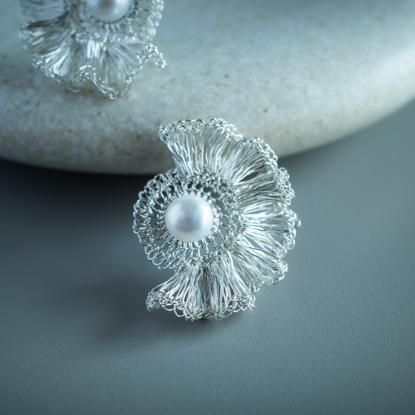 Softly Frills and Pearl – Wire Crochet 2-Way Earrings silver