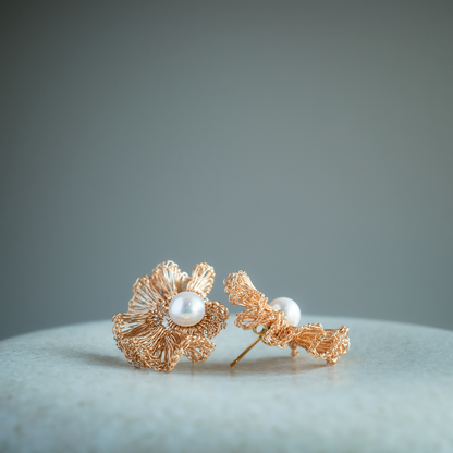 Softly Frills and Pearl – Wire Crochet 2-Way Earrings gold