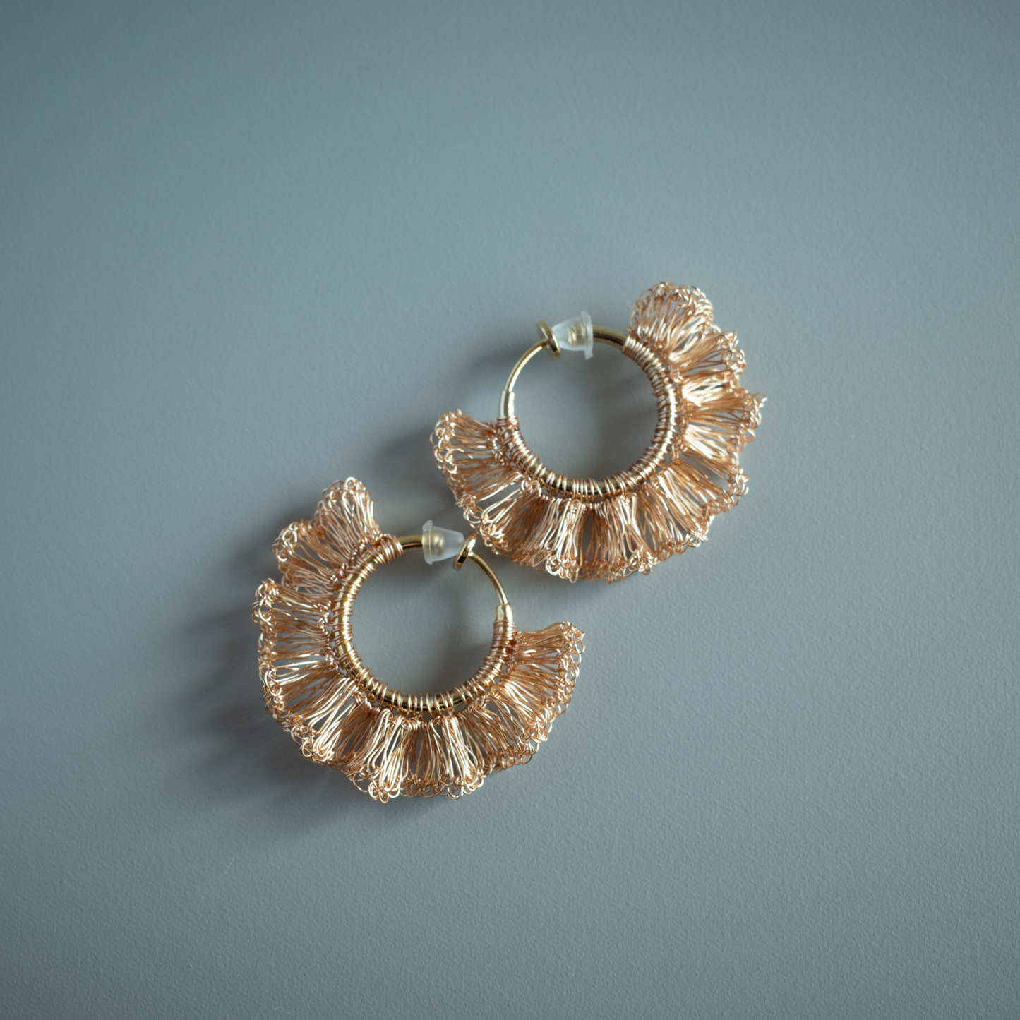 Frill Frill – Wire Crochet Hoop Earrings　Gold color