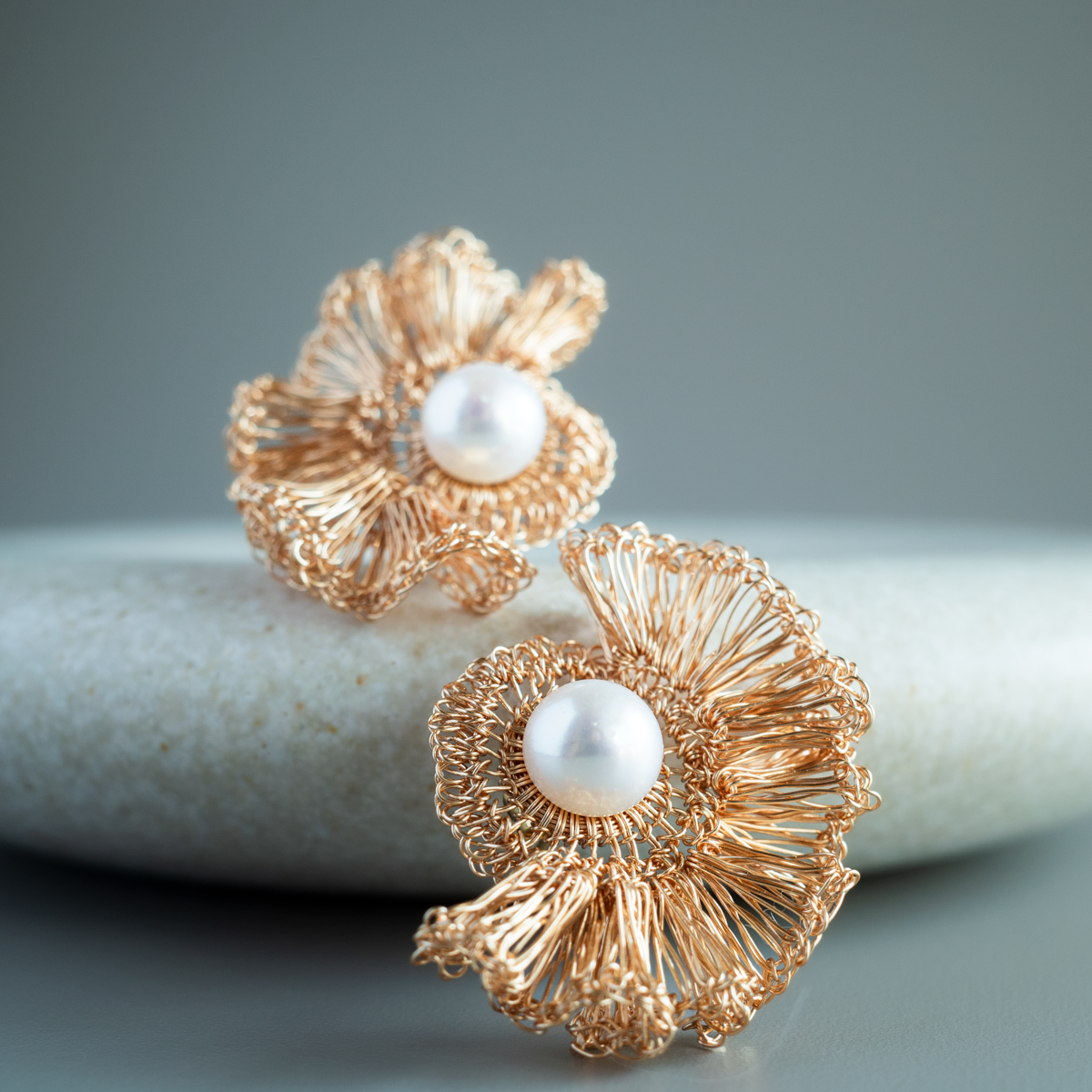 Softly Frills and Pearl – Wire Crochet 2-Way Earrings gold