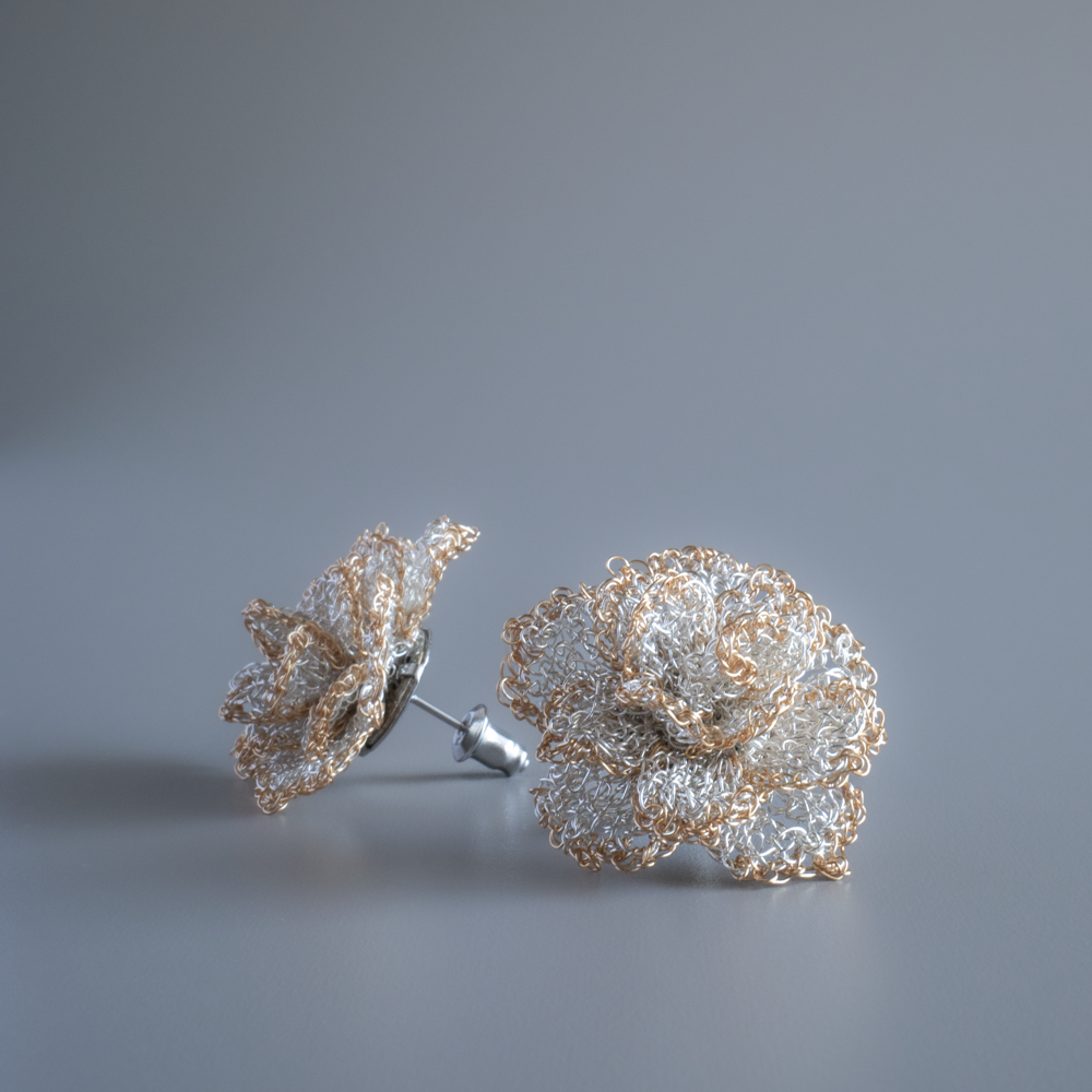 Layered Rose Earrings｜Hand-Crocheted Wire Silvercolor