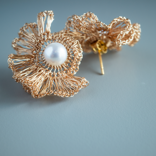 Softly Frills and Pearl – Wire Crochet 2-Way Earrings gold