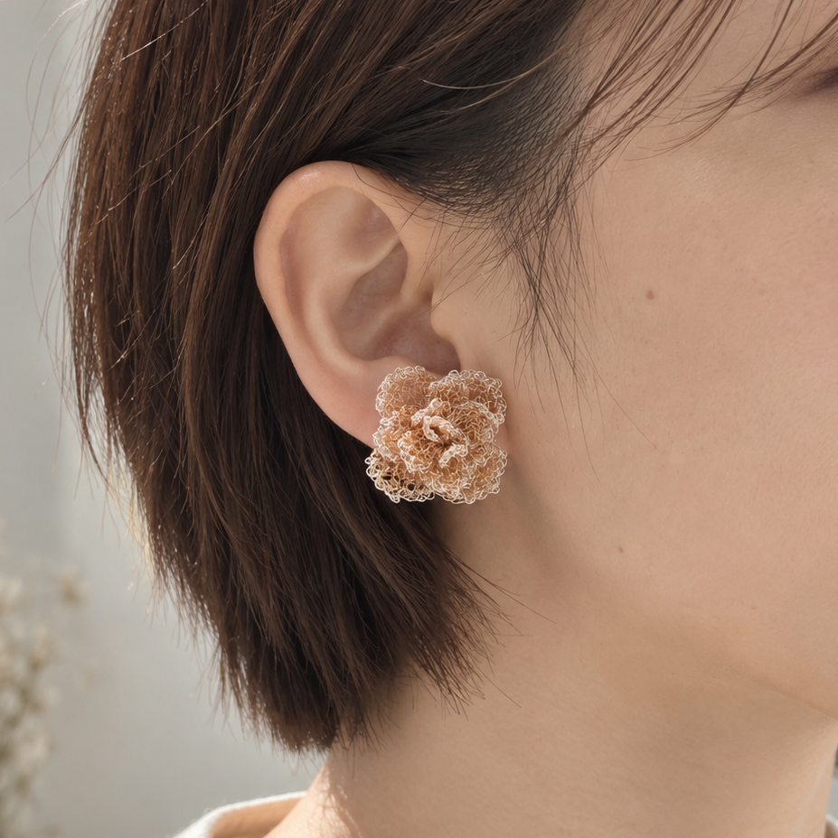 重ね薔薇の耳飾り　ゴールドカラー