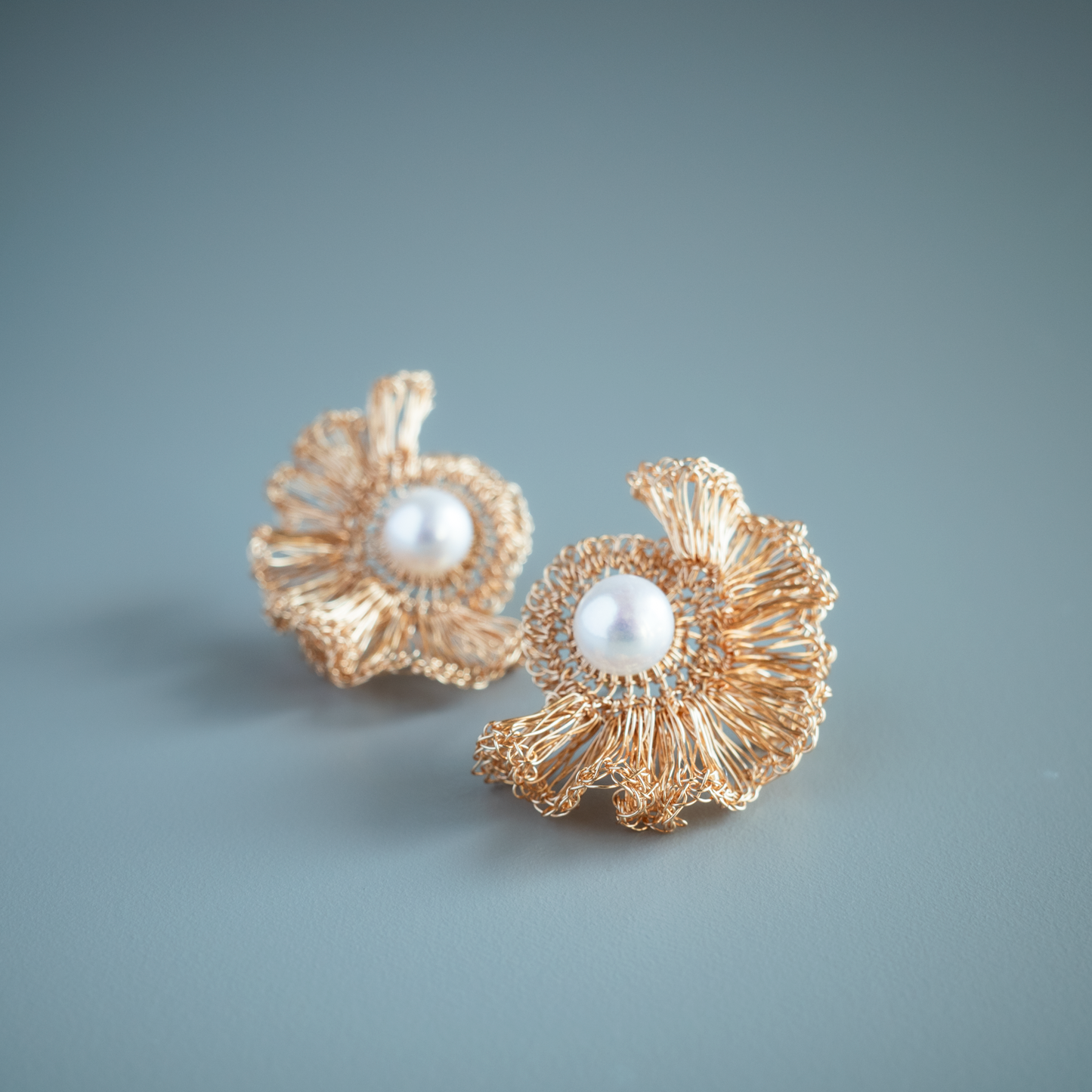 Softly Frills and Pearl – Wire Crochet 2-Way Earrings gold