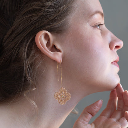 花綾（はなあや）– ワイヤークロッシェ チェーンピアス　ゴールド