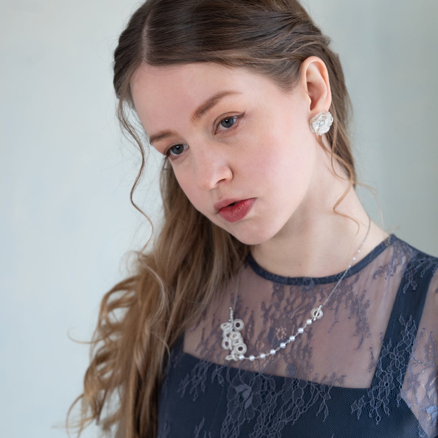 Full Bloom – ワイヤークロッシェとパールのネックレス L  Silver Color