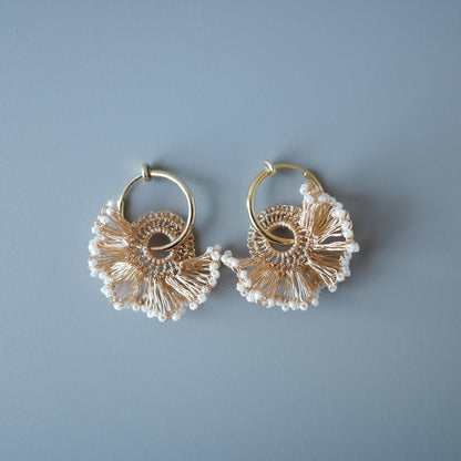 Frill Tail with ガラスビーズ – 耳飾り　Gold × Pearl White color