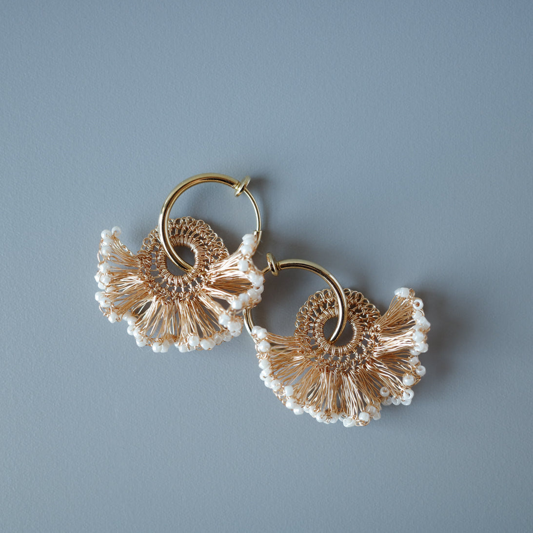 Frill Tail with ガラスビーズ – 耳飾り　Gold × Pearl White color