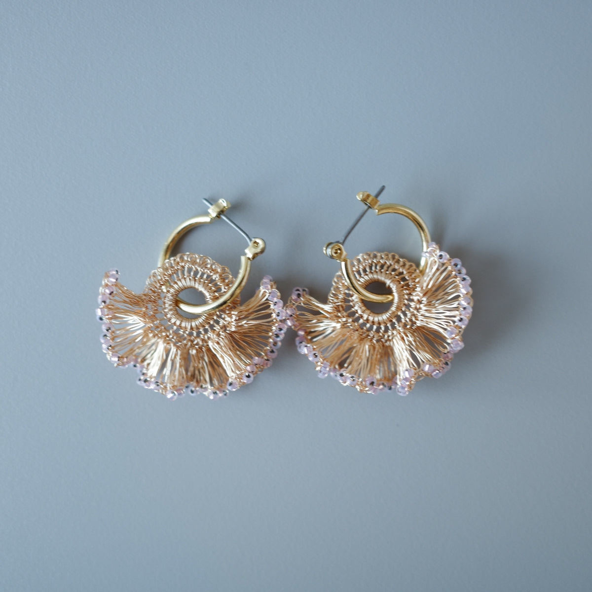 Frill Tail with ガラスビーズ – 耳飾り　Gold × Pink color