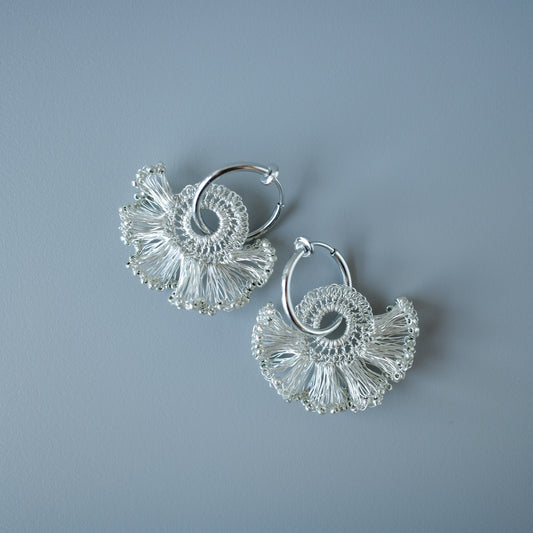 Frill Tail with ガラスビーズ – 耳飾り　Silver Color