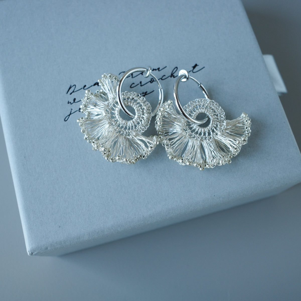 Frill Tail with ガラスビーズ – 耳飾り　Silver Color