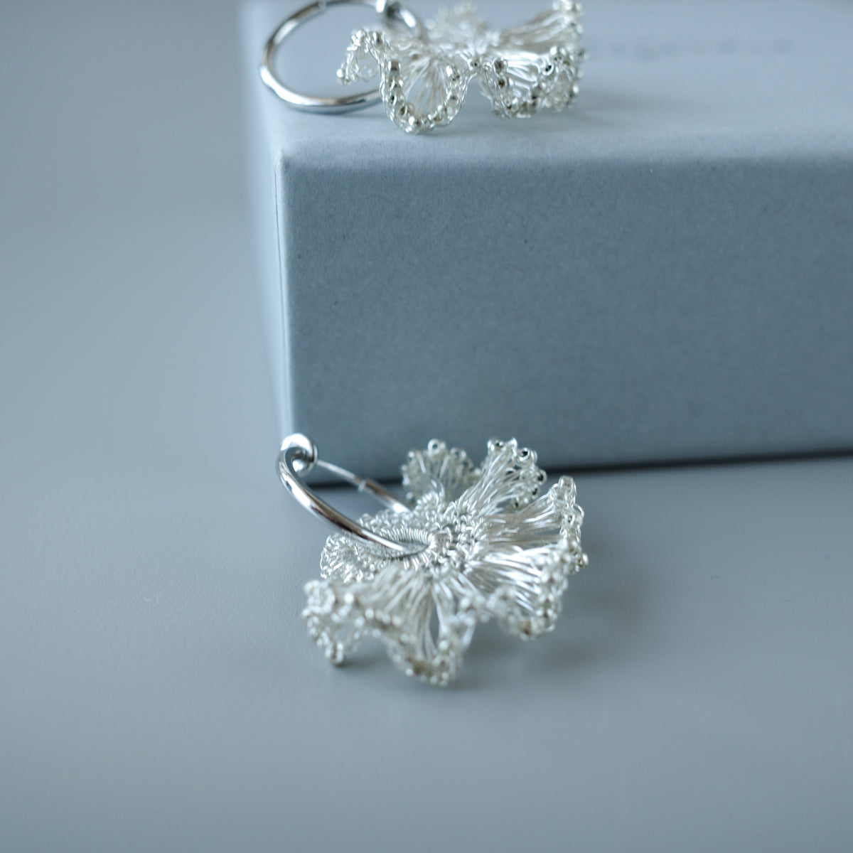 Frill Tail with ガラスビーズ – 耳飾り　Silver Color