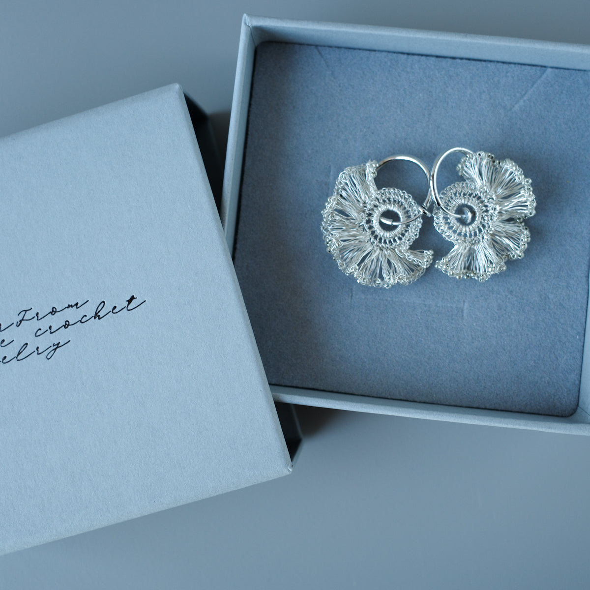 Frill Tail with ガラスビーズ – 耳飾り　Silver Color