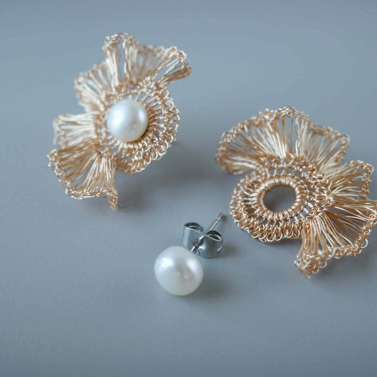 Frill Pearl – 2way フリルワイヤー×パール 耳飾り［ゴールド］