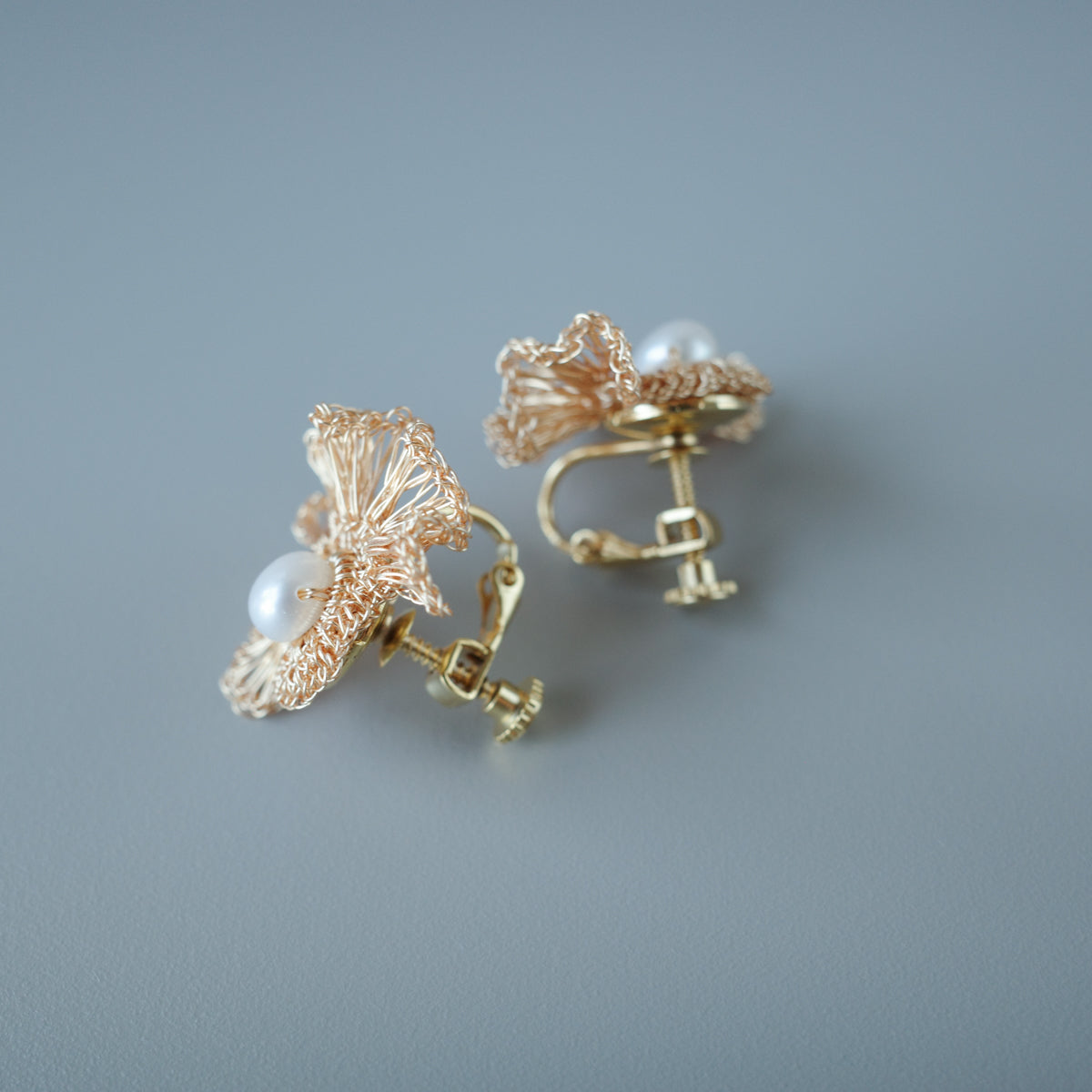 Frill Pearl – 2way フリルワイヤー×パール 耳飾り［ゴールド］