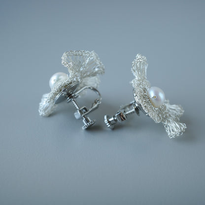 Frill Pearl – 2way フリルワイヤー×パール 耳飾り［シルバー］