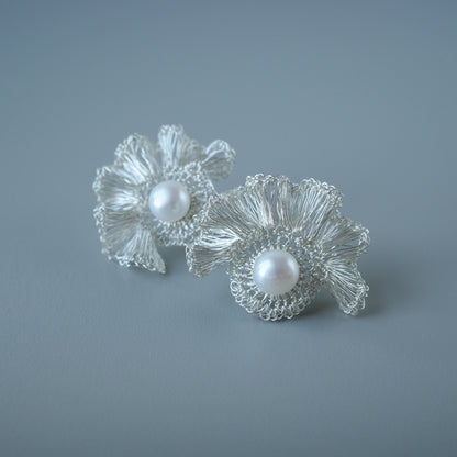 Frill Pearl – 2way フリルワイヤー×パール 耳飾り［シルバー］