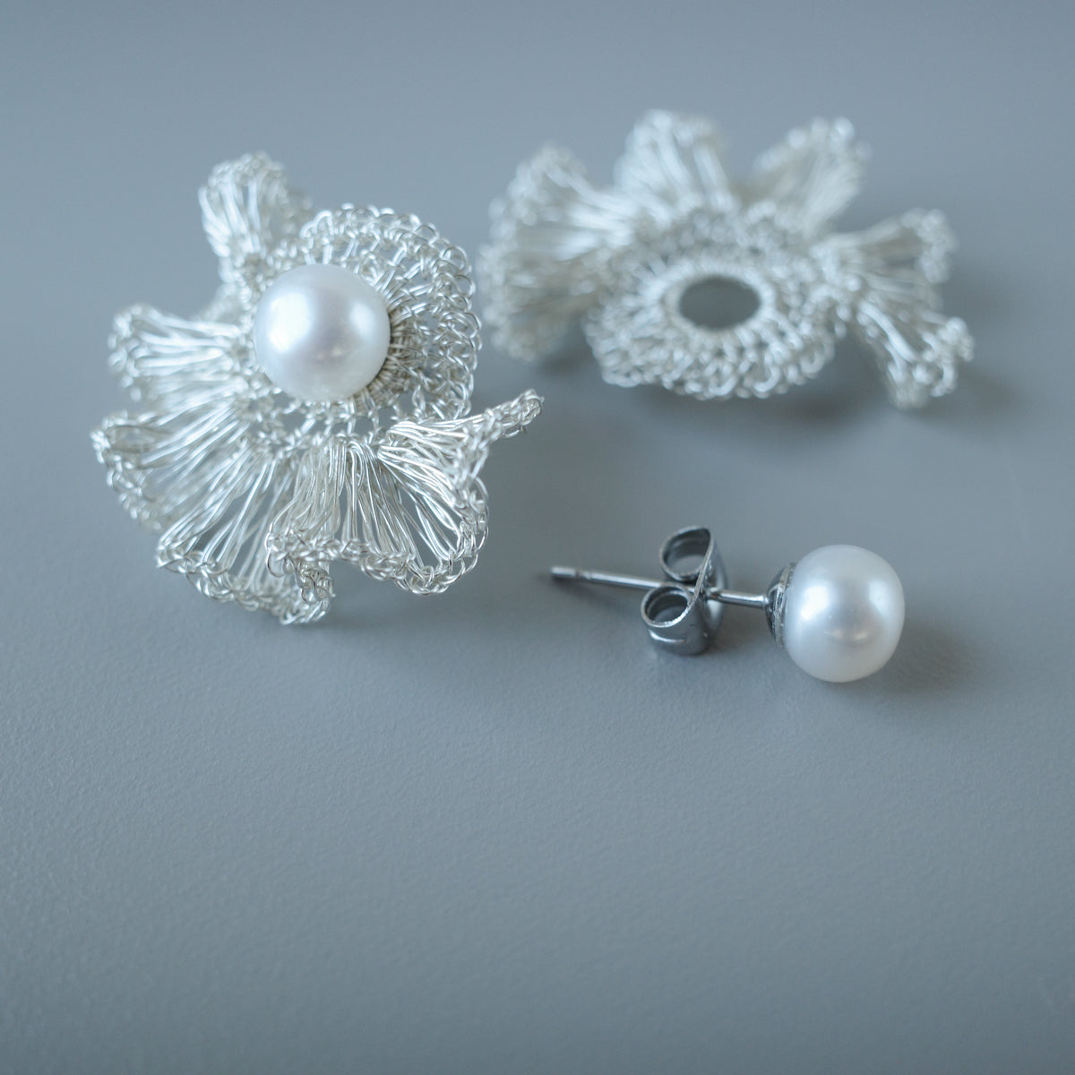 Frill Pearl – 2way フリルワイヤー×パール 耳飾り［シルバー］