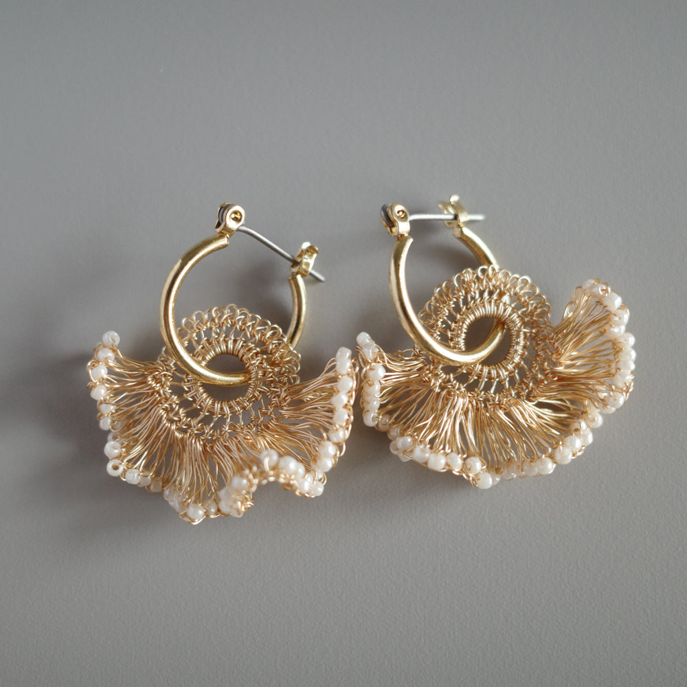 Frill Tail with ガラスビーズ – 耳飾り　Gold × Pearl White color