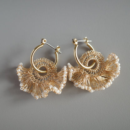 Frill Tail with ガラスビーズ – 耳飾り　Gold × Pearl White color