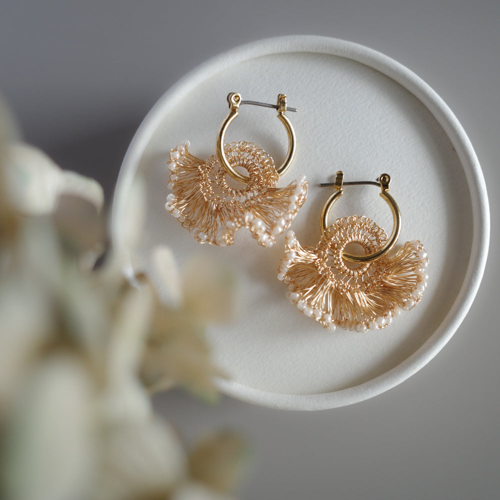 Frill Tail with ガラスビーズ – 耳飾り　Gold × Pearl White color
