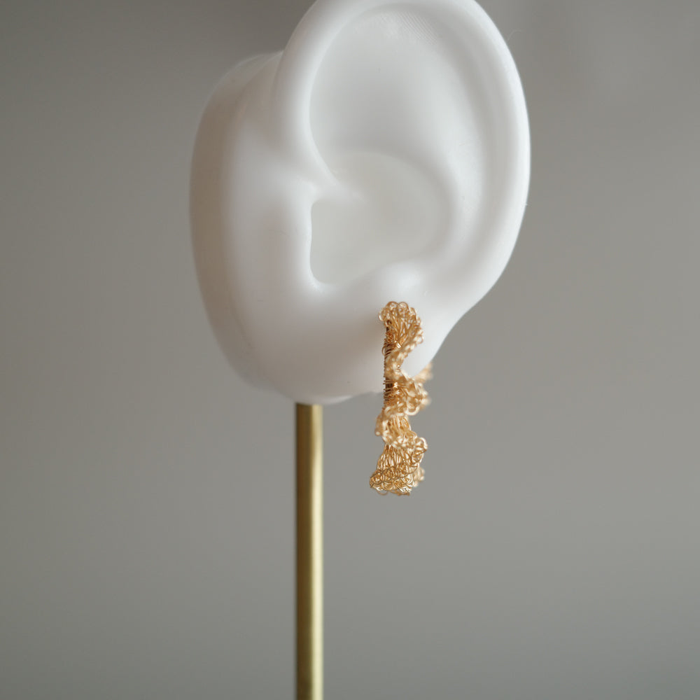Frill Frill – 金屬線蕾絲圈式耳環　Gold color