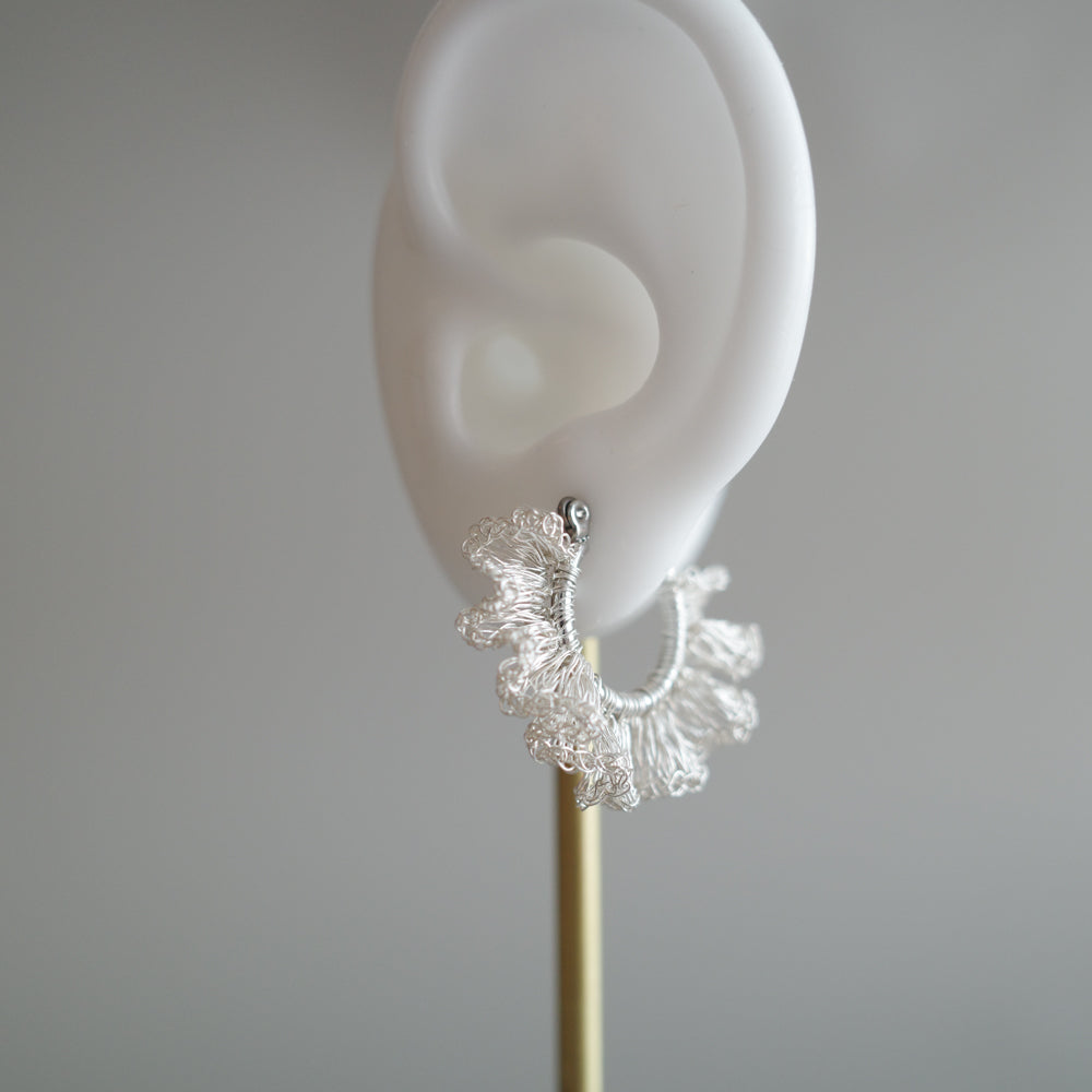 Frill Frill – ワイヤークロッシェフープ耳飾り　Silver color