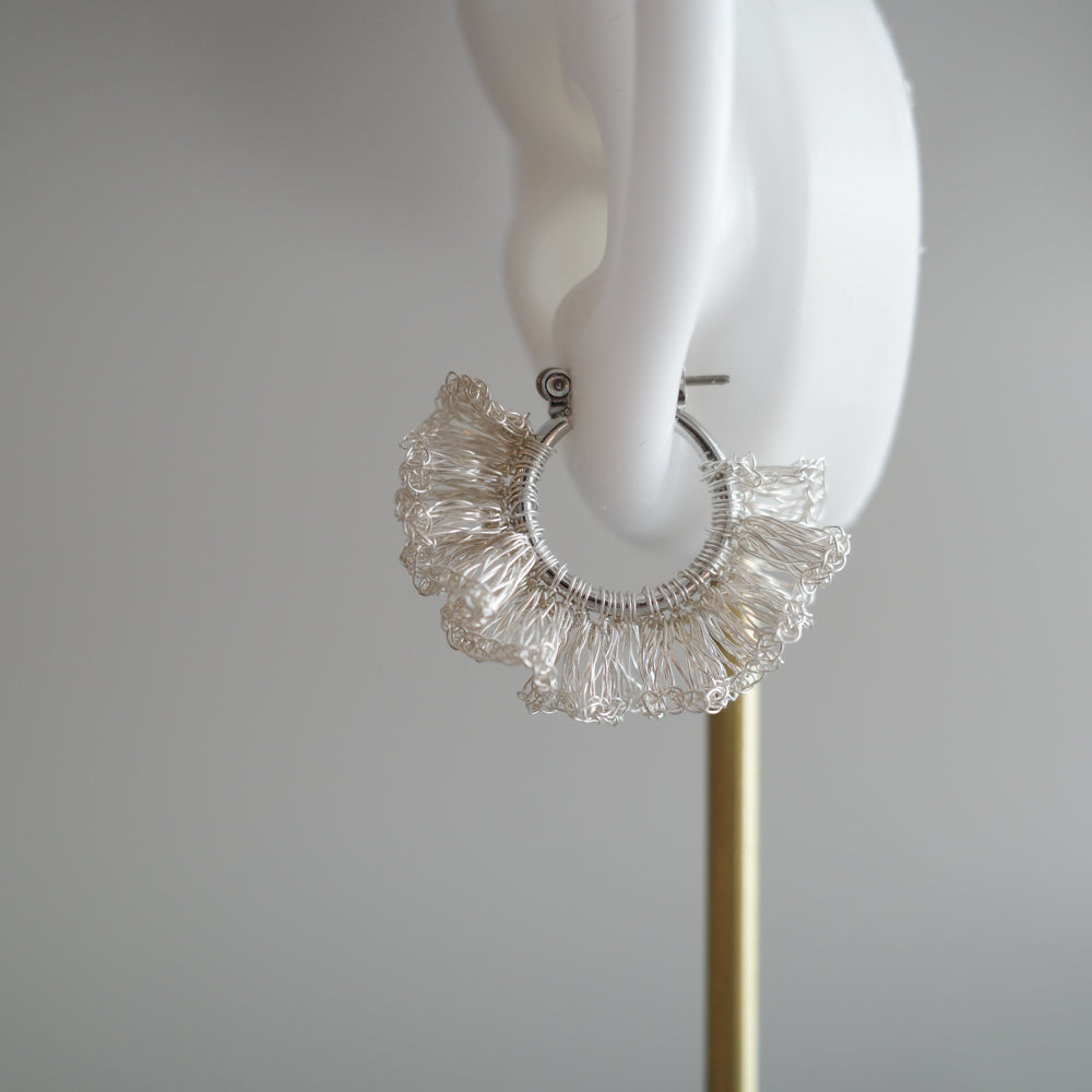 Frill Frill – ワイヤークロッシェフープ耳飾り　Silver color