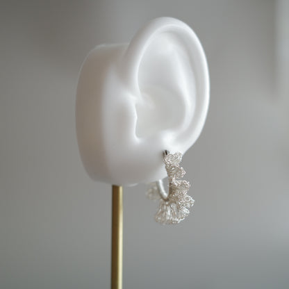 Frill Frill – ワイヤークロッシェフープ耳飾り　Silver color