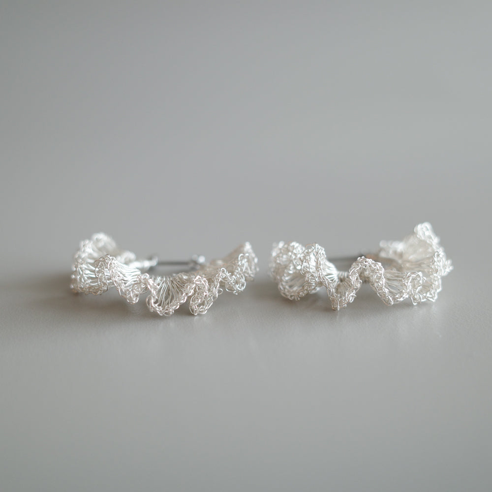 Frill Frill – ワイヤークロッシェフープ耳飾り　Silver color