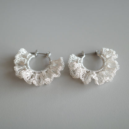 Frill Frill – ワイヤークロッシェフープ耳飾り　Silver color
