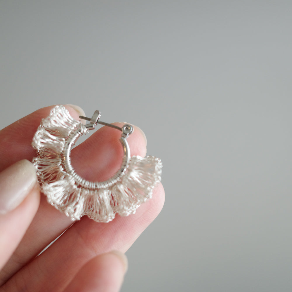 Frill Frill – ワイヤークロッシェフープ耳飾り　Silver color