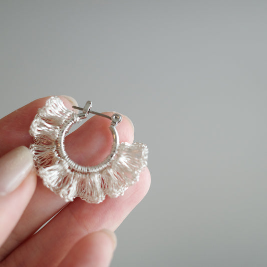 Frill Frill – 金屬線蕾絲圈式耳環　Silver color