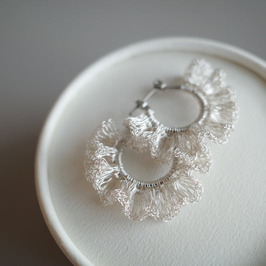 Frill Frill – 金屬線蕾絲圈式耳環　Silver color