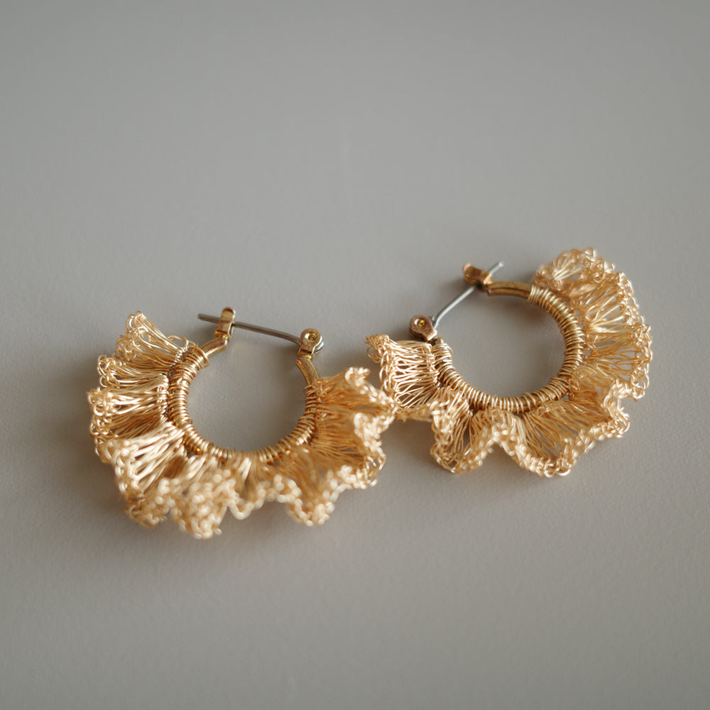 Frill Frill – 金屬線蕾絲圈式耳環　Gold color
