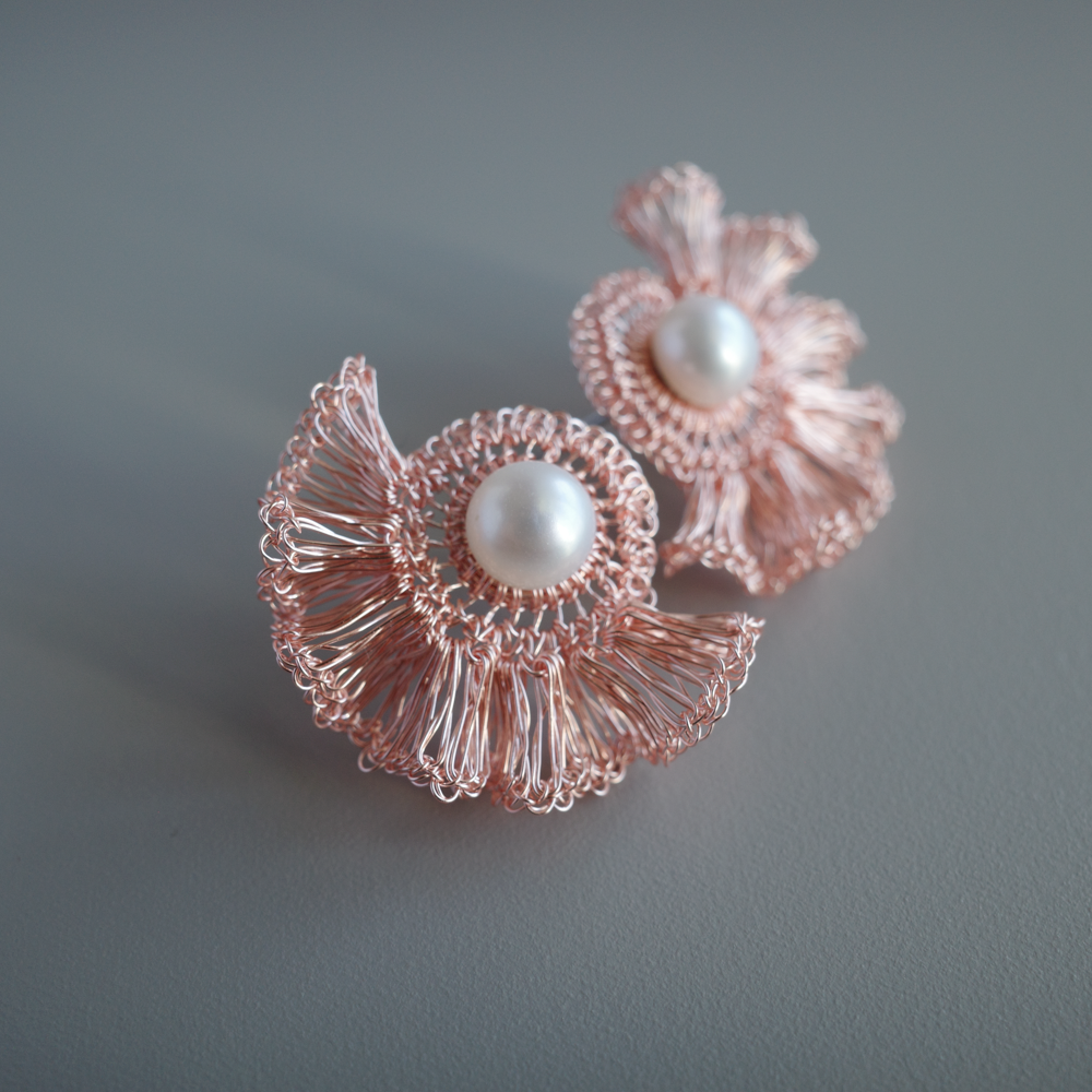 Frill Pearl – 2way フリルワイヤー×パール 耳飾り［ピンクゴールド］