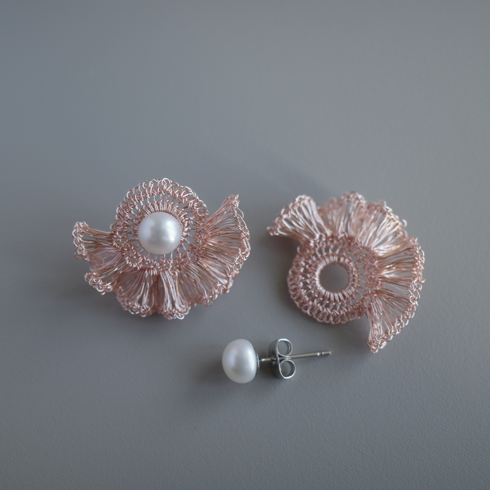 Frill Pearl – 2way フリルワイヤー×パール 耳飾り［ピンクゴールド］