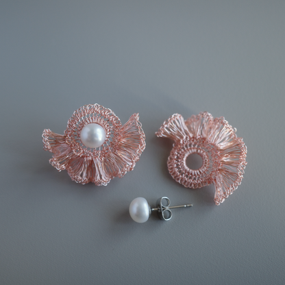 Frill Pearl – 2way フリルワイヤー×パール 耳飾り［ピンクゴールド］