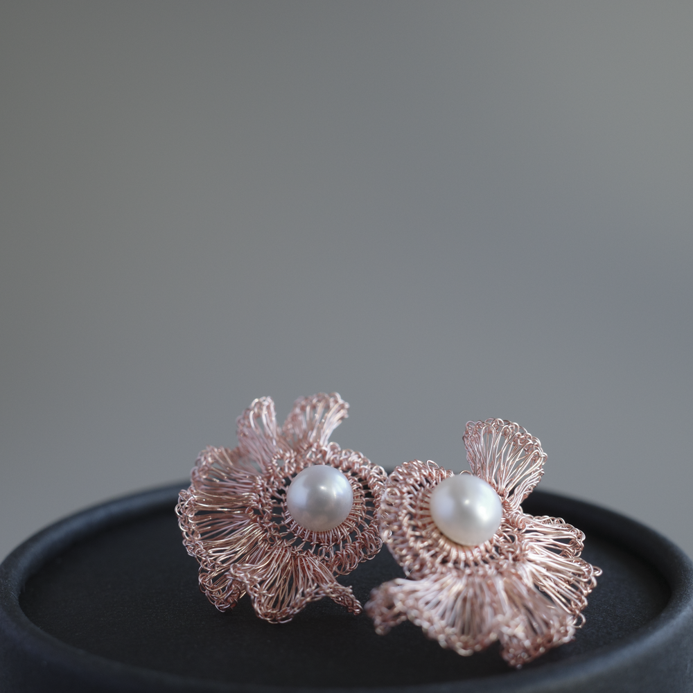 Frill Pearl – 2way フリルワイヤー×パール 耳飾り［ピンクゴールド］