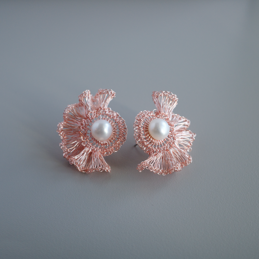 Frill Pearl – 2way フリルワイヤー×パール 耳飾り［ピンクゴールド］