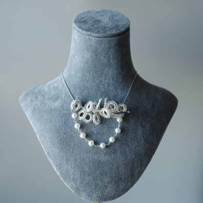 Full Bloom – ワイヤークロッシェとパールのネックレス L  Silver Color