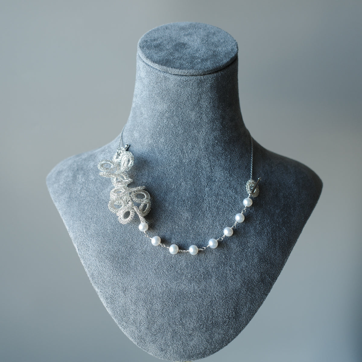 Full Bloom – ワイヤークロッシェとパールのネックレス L  Silver Color