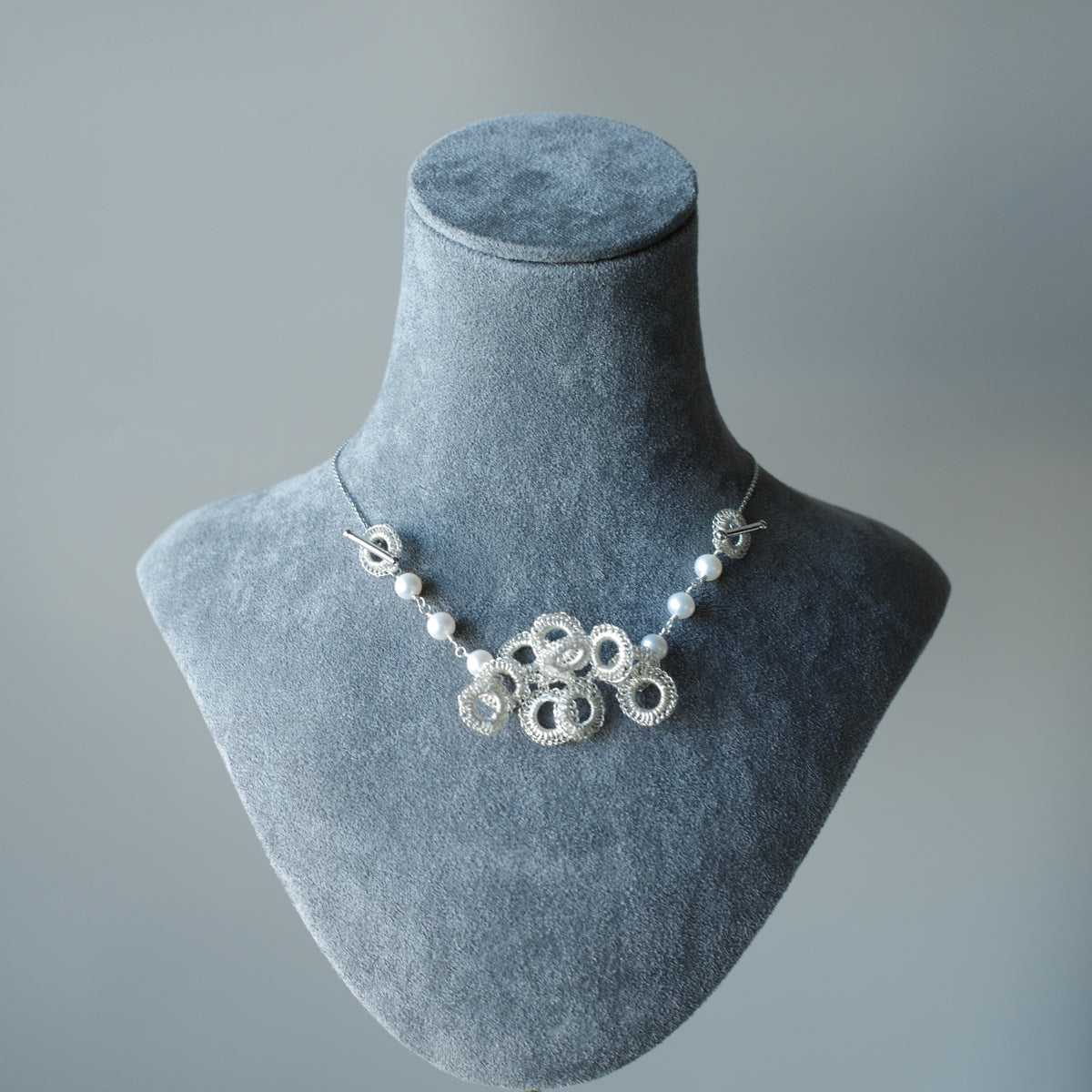 Full Bloom – ワイヤークロッシェとパールのネックレス  S  Silver Color